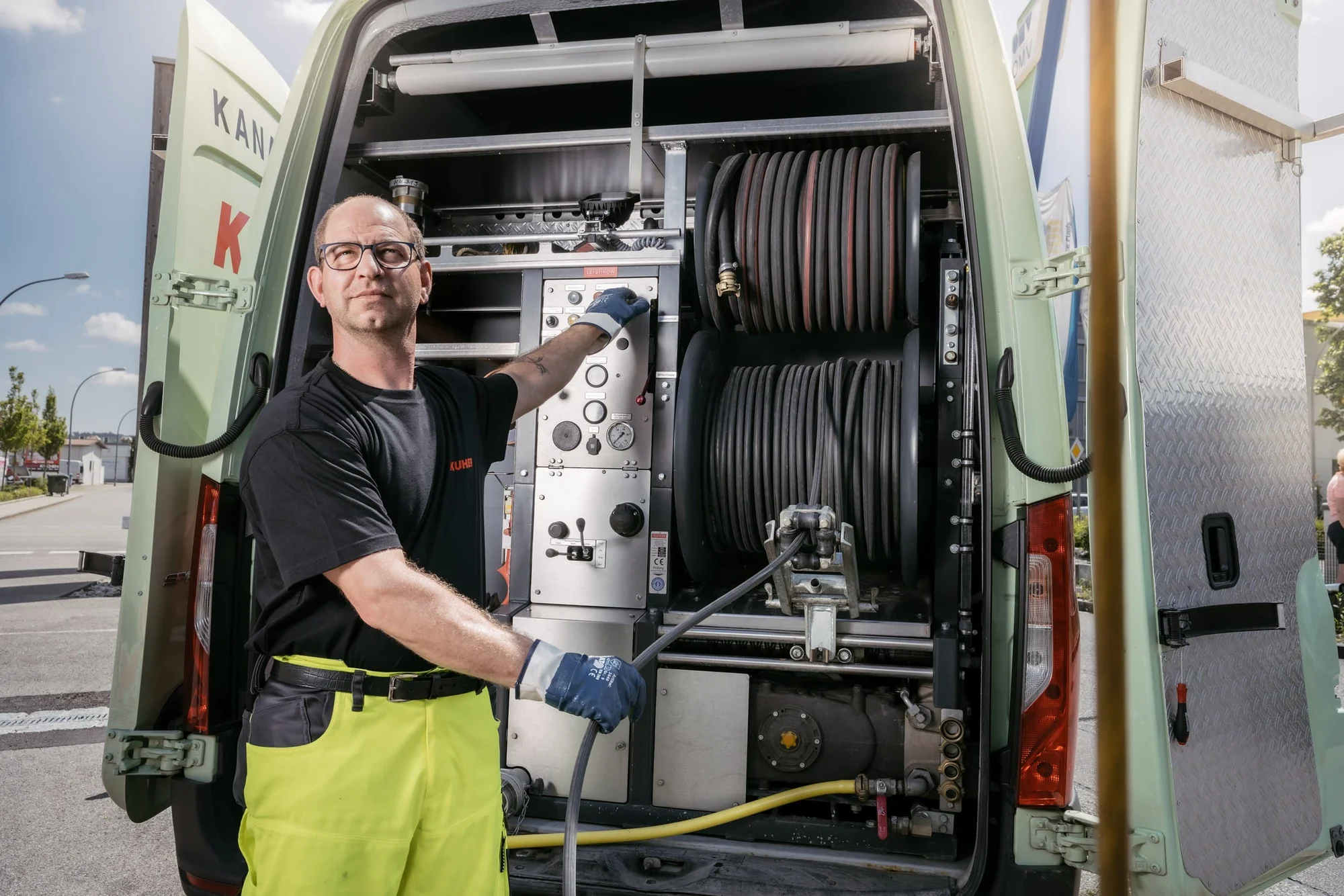 Kuchler Team und moderne Saug und Spülfahrzeuge